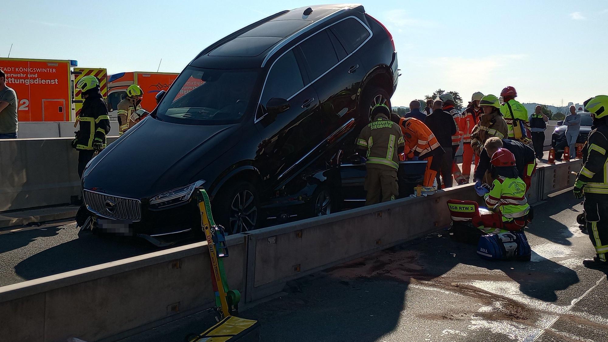 Bei dem schweren Unfall auf der A3 bei Siegburg wurde ein Fahrzeug auf das andere geschoben. Rettungskräfte mussten Personen aus einem Auto befreien.