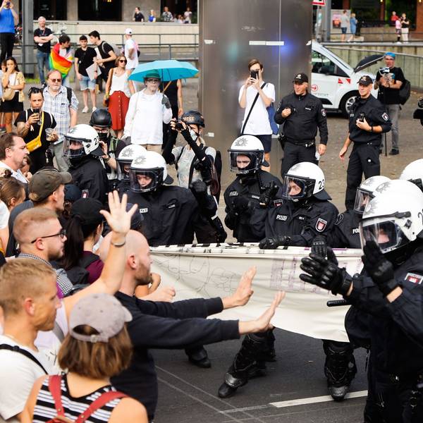 „Marsch für das Leben“: Beim Versuch der Auflösung einer Blockade kam es zu einer Auseinandersetzung zwischen Gegendemonstranten und Polizei.