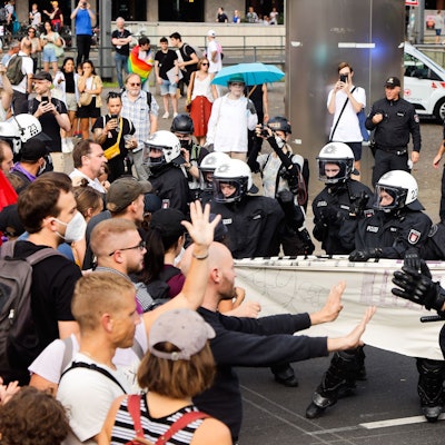 „Marsch für das Leben“: Beim Versuch der Auflösung einer Blockade kam es zu einer Auseinandersetzung zwischen Gegendemonstranten und Polizei.