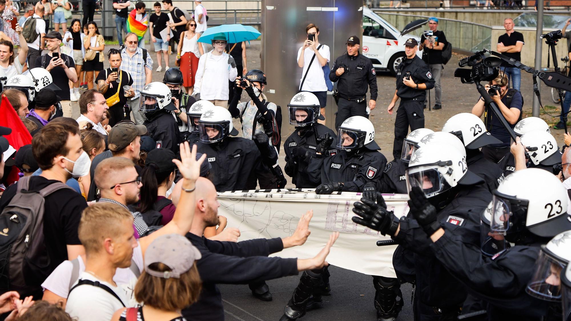„Marsch für das Leben“: Beim Versuch der Auflösung einer Blockade kam es zu einer Auseinandersetzung zwischen Gegendemonstranten und Polizei.