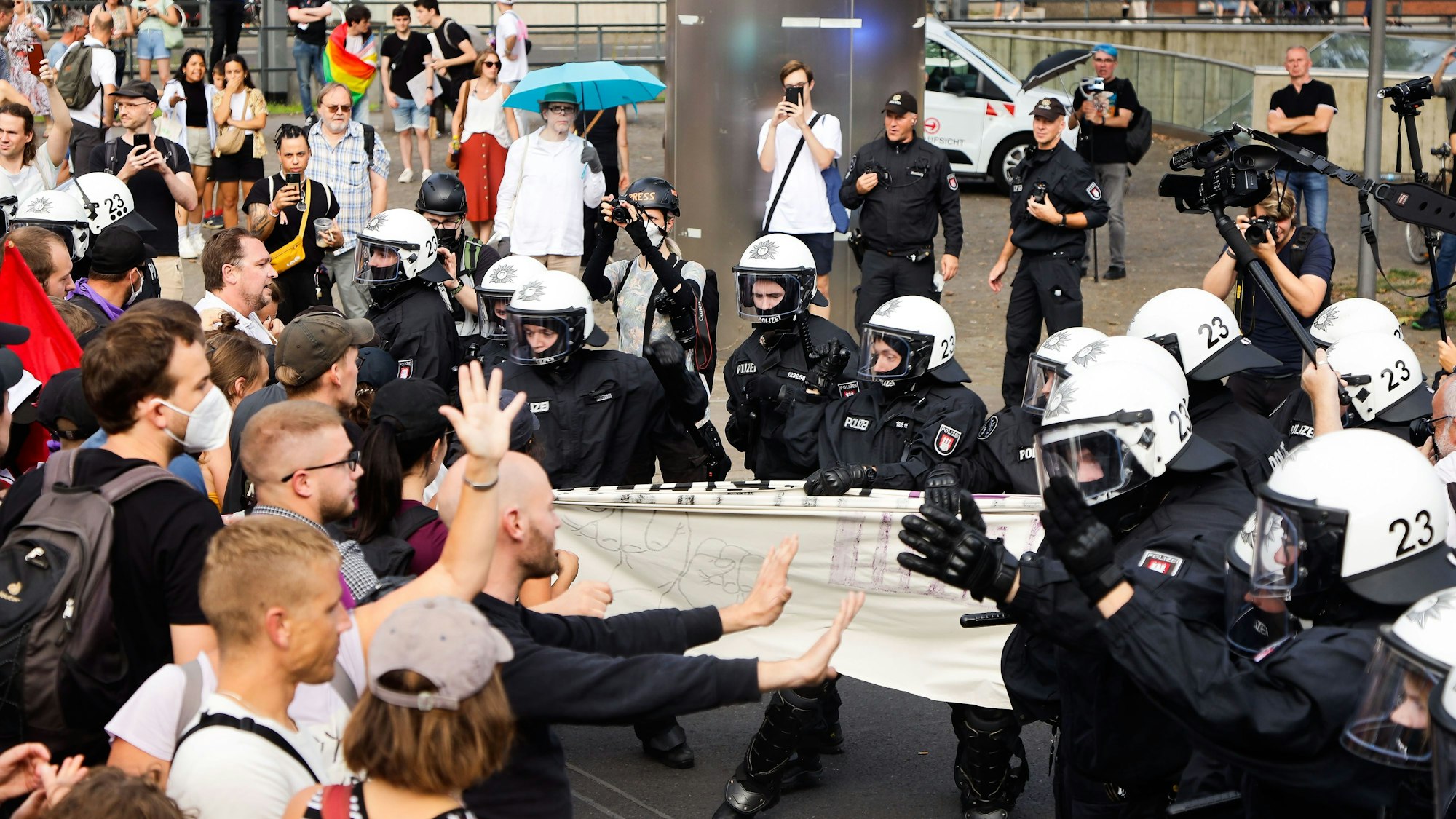 „Marsch für das Leben“: Beim Versuch der Auflösung einer Blockade kam es zu einer Auseinandersetzung zwischen Gegendemonstranten und Polizei.