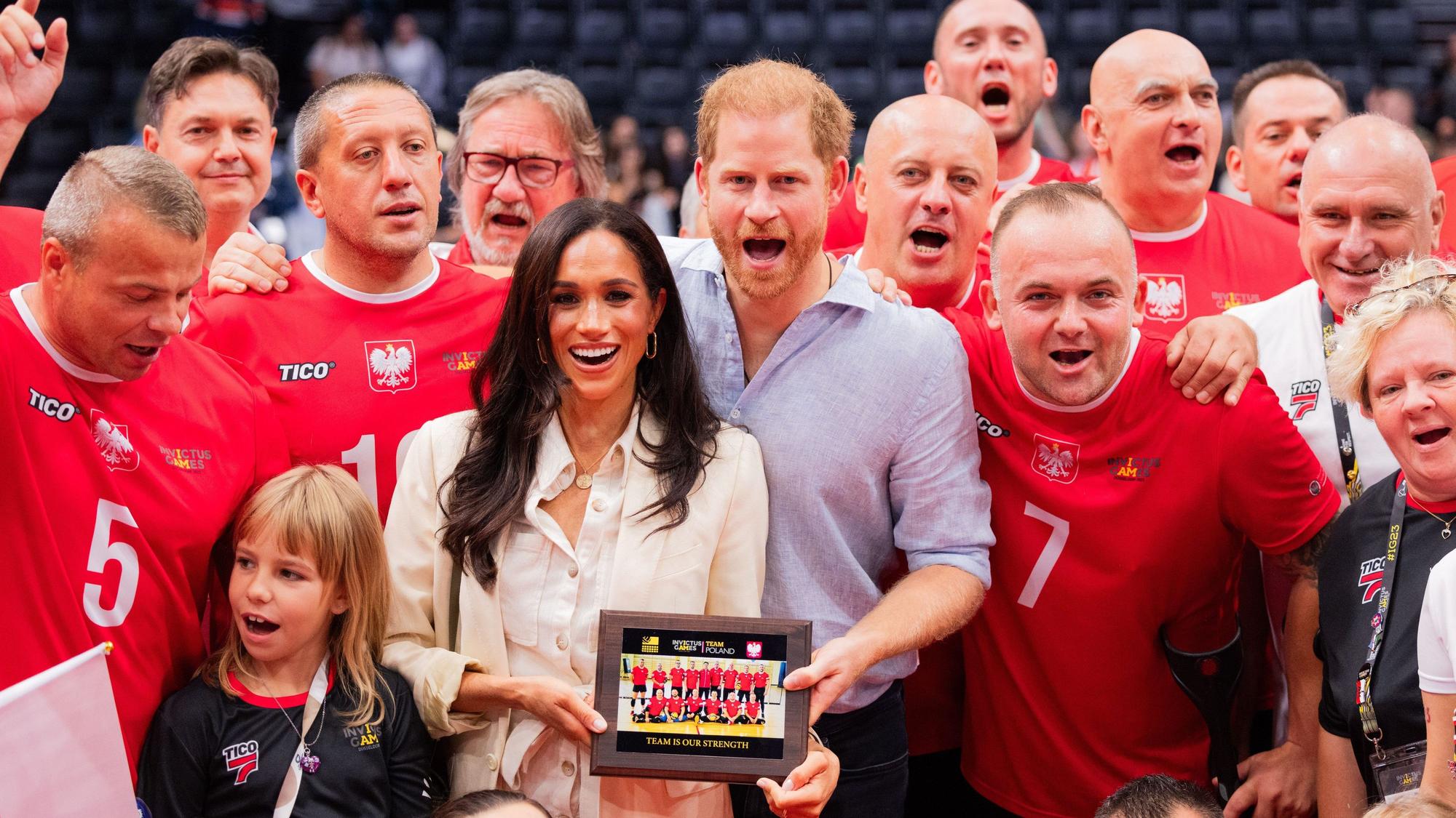 Prinz Harry und seine Frau Meghan feiern mit den polnischen Sitzvolleyballern bei den Invictus Games in Düsseldorf.