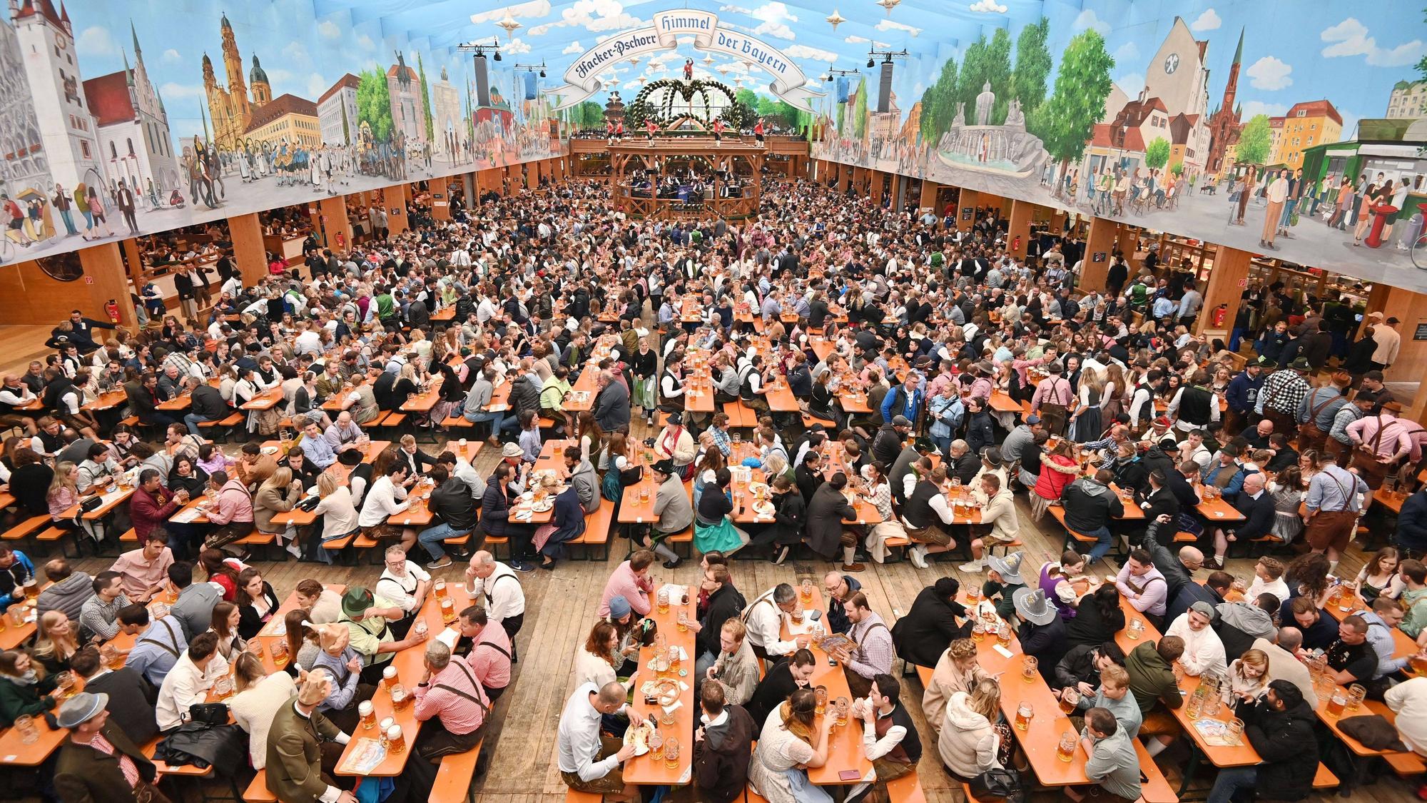 Millionen Besucherinnen und Besucher nehmen in den großen Bierzelten beim Münchener Oktoberfest Platz. (Archivbild)