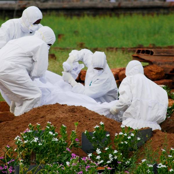 Rettungssanitäter in Schutzanzügen begraben ein Opfer, das aufgrund des Nipah-Virus gestorben ist. Im September 2023 ist es zu zwei Todesfällen durch das Virus in Indien gekommen. (Archivbild)