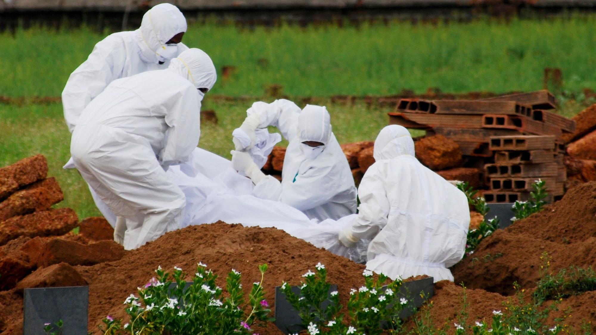 Rettungssanitäter in Schutzanzügen begraben ein Opfer, das aufgrund des Nipah-Virus gestorben ist. Im September 2023 ist es zu zwei Todesfällen durch das Virus in Indien gekommen. (Archivbild)