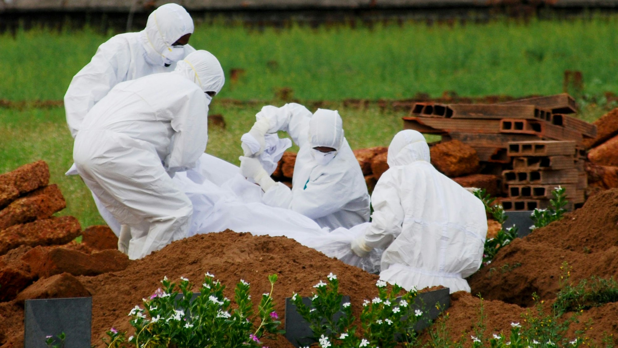 Rettungssanitäter in Schutzanzügen begraben ein Opfer, das aufgrund des Nipah-Virus gestorben ist. Im September 2023 ist es zu zwei Todesfällen durch das Virus in Indien gekommen. (Archivbild)