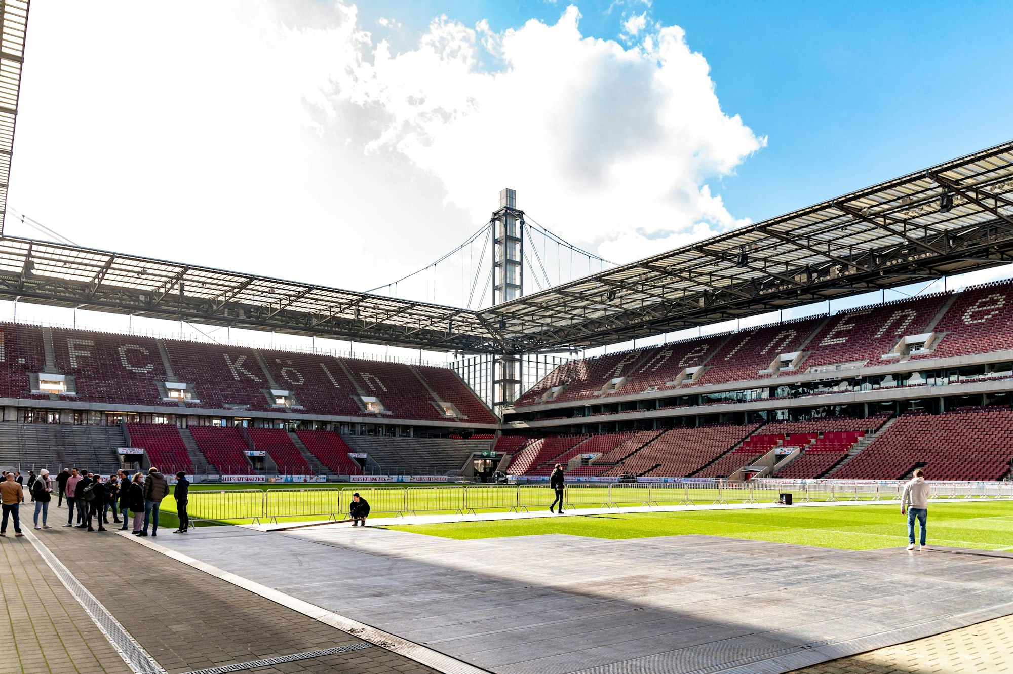 Das Müngersdorfer Stadion, das Rhein-Energie-Stadion, ist neben der Spielstätte für den 1. FC Köln auch häufig Eventlocation, etwa für Karneval oder Konzerte.