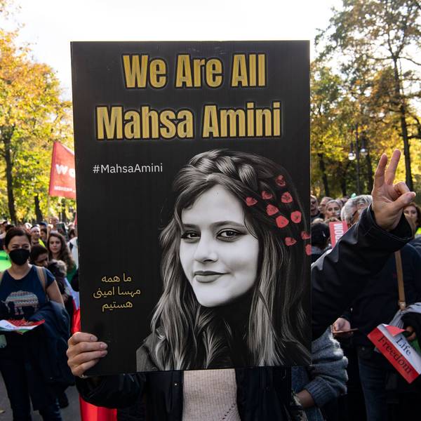 Ein Teilnehmer der Großdemonstration „Solidarität mit den Protestierenden im Iran“ hält am Großen Stern ein Plakat mit der Aufschrift ‚We Are All Mahsa Amini‘ hoch. (Archivbild aus 2022).