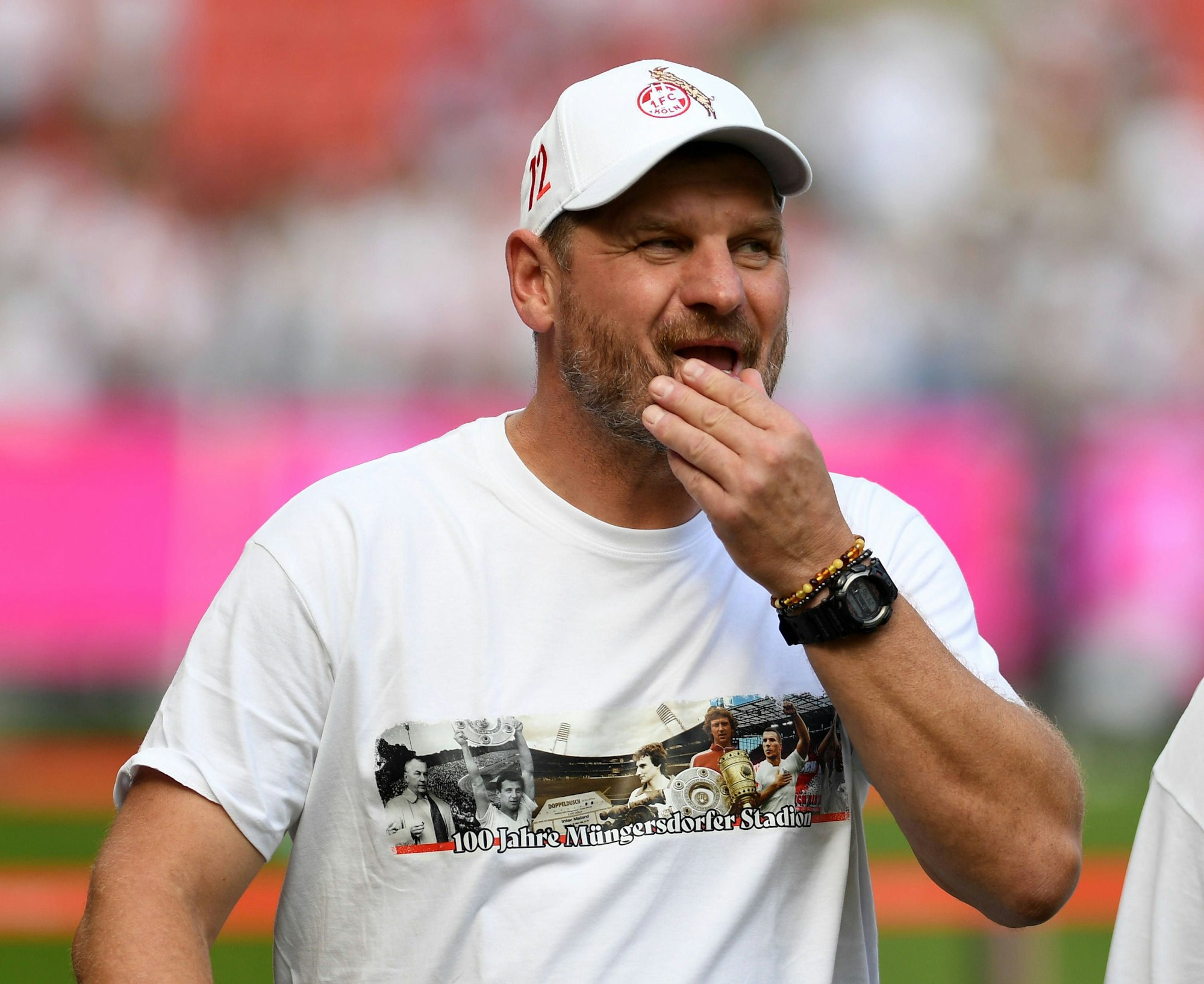 FC-Cheftrainer Steffen Baumgart trug wie seine Mannschaft vor Spielbeginn ein T-Shirt zu Ehren der hundertjährigen Geschichte des Sportparks in Müngersdorf.