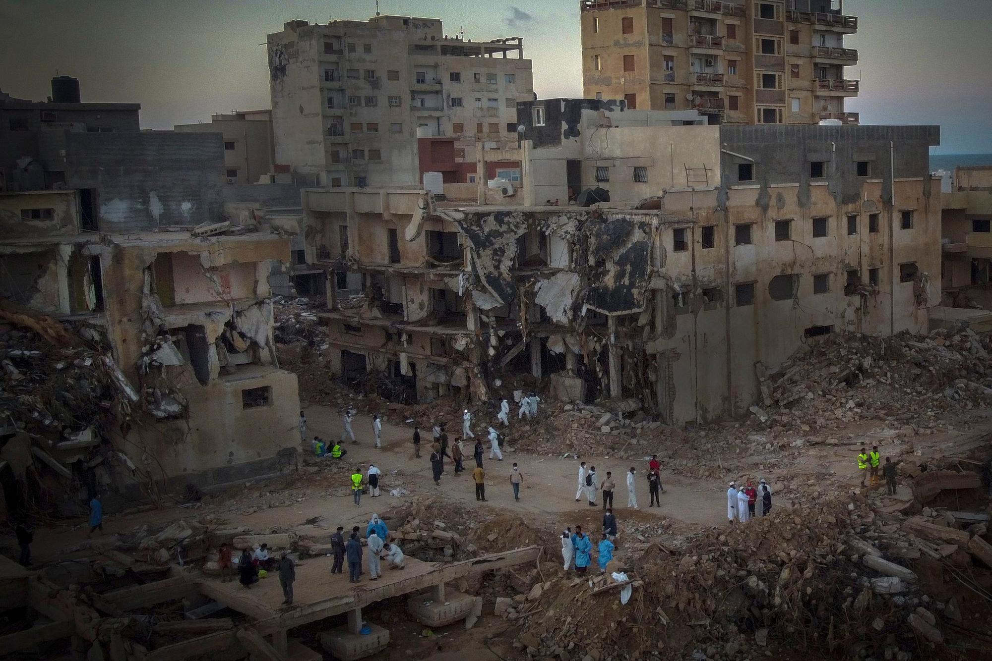 15.09.2023, Libyen, Darna: Menschen suchen nach Flutopfern. Auch Tage nach den schweren Überschwemmungen im Zuge des Sturms «Daniel» in Libyen sprechen internationale Helfer von einer «katastrophalen humanitären Lage» im Land. Foto: Ricardo Garcia Vilanova/AP/dpa +++ dpa-Bildfunk +++