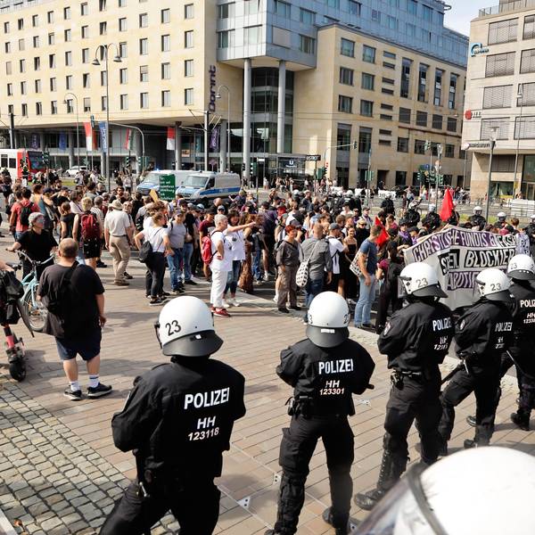 Der „Marsch für das Leben“ wurde von Gegendemonstranten mehrfach gestoppt. Das Bild zeigt Polizeikräfte, die Gegendemonstranten gegenüber stehen.
