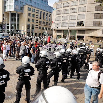 Der „Marsch für das Leben“ wurde von Gegendemonstranten mehrfach gestoppt. Das Bild zeigt Polizeikräfte, die Gegendemonstranten gegenüber stehen.