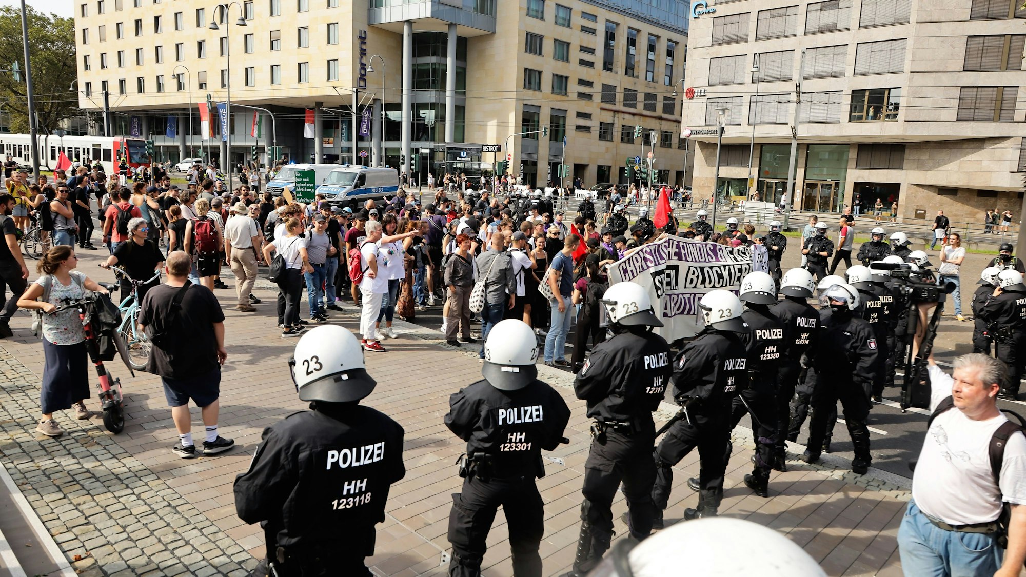 Der „Marsch für das Leben“ wurde von Gegendemonstranten mehrfach gestoppt. Das Bild zeigt Polizeikräfte, die Gegendemonstranten gegenüber stehen.