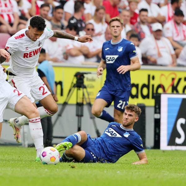 Die FC-Spieler Steffen Tigges und Davie Selke im Duell um den Ball gegen Anton Stach von TSG Hoffenheim.