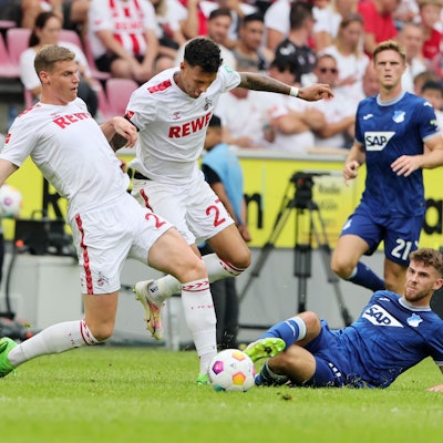 Die FC-Spieler Steffen Tigges und Davie Selke im Duell um den Ball gegen Anton Stach von TSG Hoffenheim.