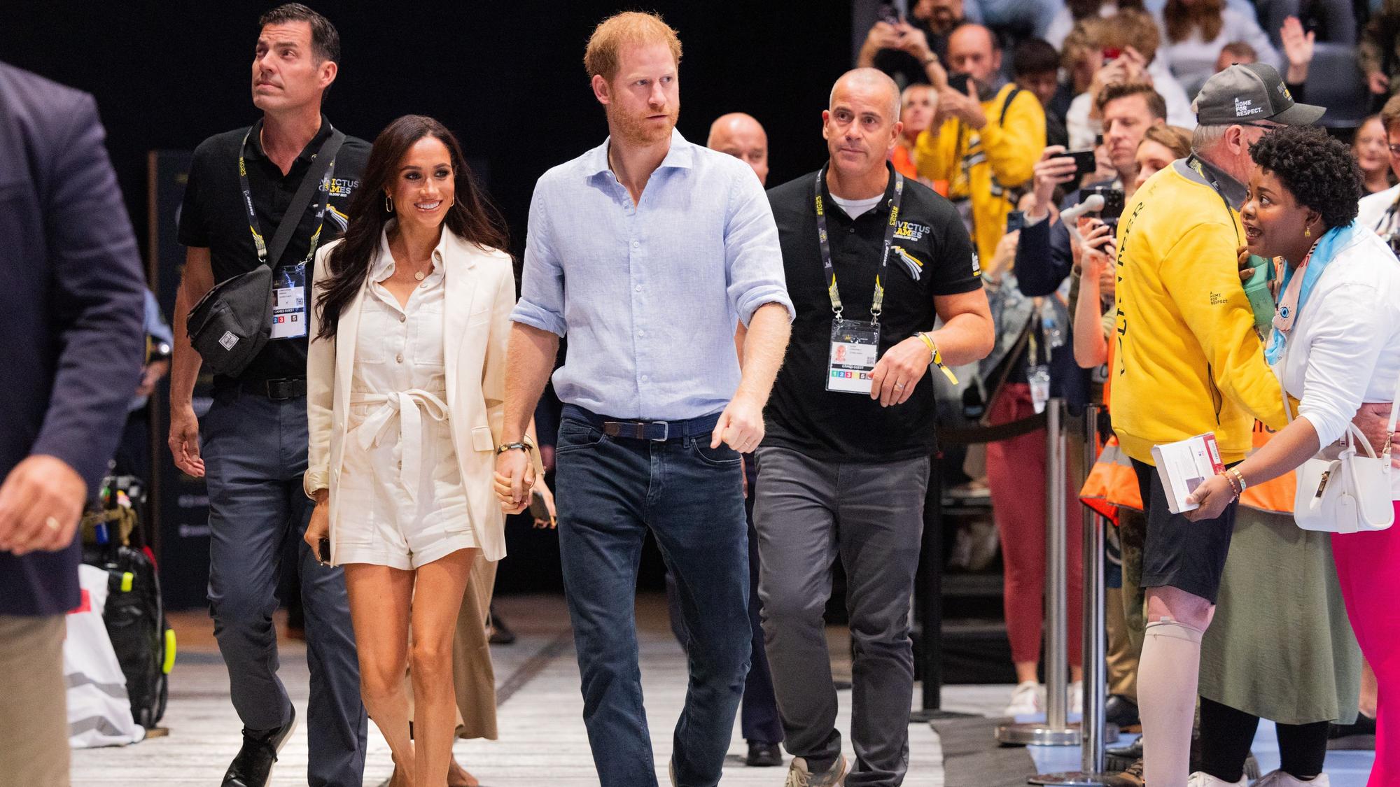 Prinz Harry und seine Frau Meghan schauen sich in der Merkur Spiel-Arena bei den 6. Invictus Games ein Sitzvolleyball-Spiel zwischen Fans aus Deutschland und Polen an.
