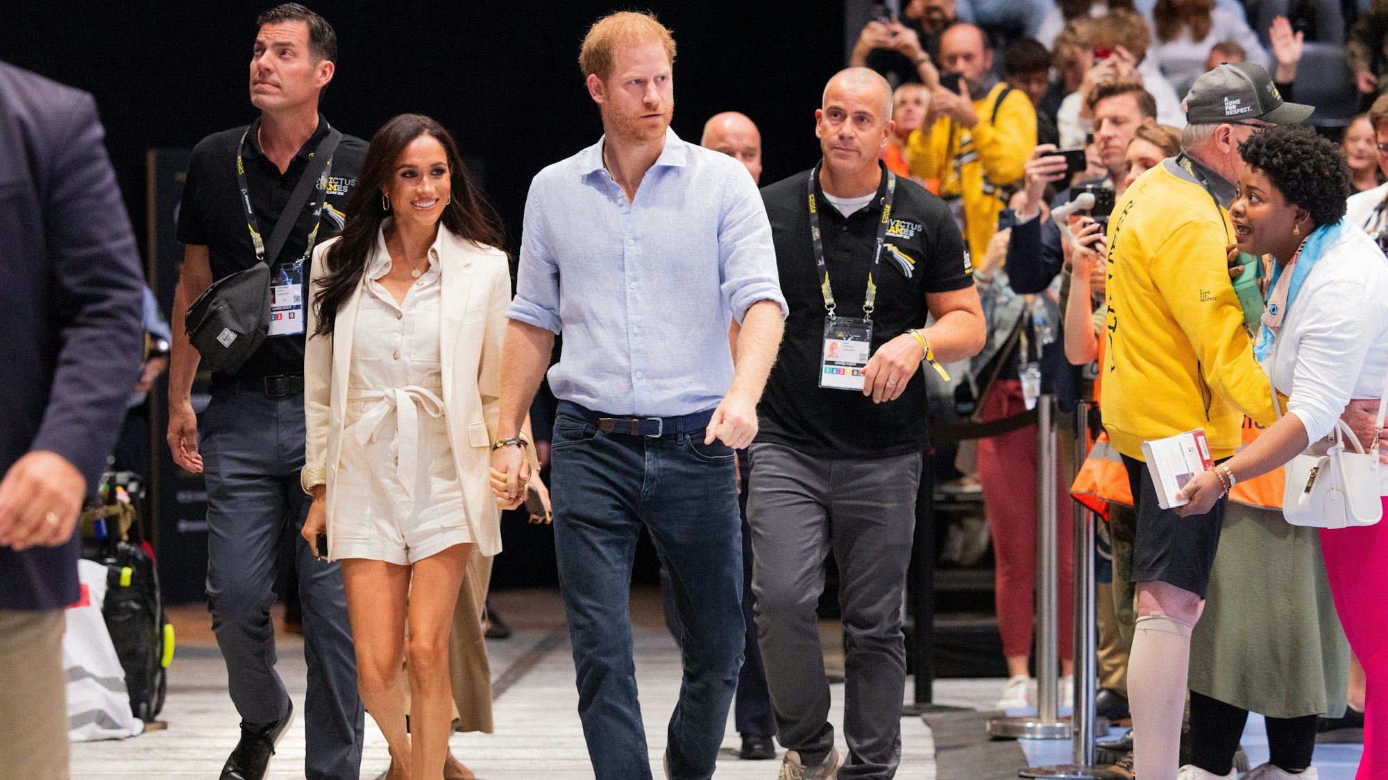 Prinz Harry und seine Frau Meghan schauen sich in der Merkur Spiel-Arena bei den 6. Invictus Games ein Sitzvolleyball-Spiel zwischen Fans aus Deutschland und Polen an.