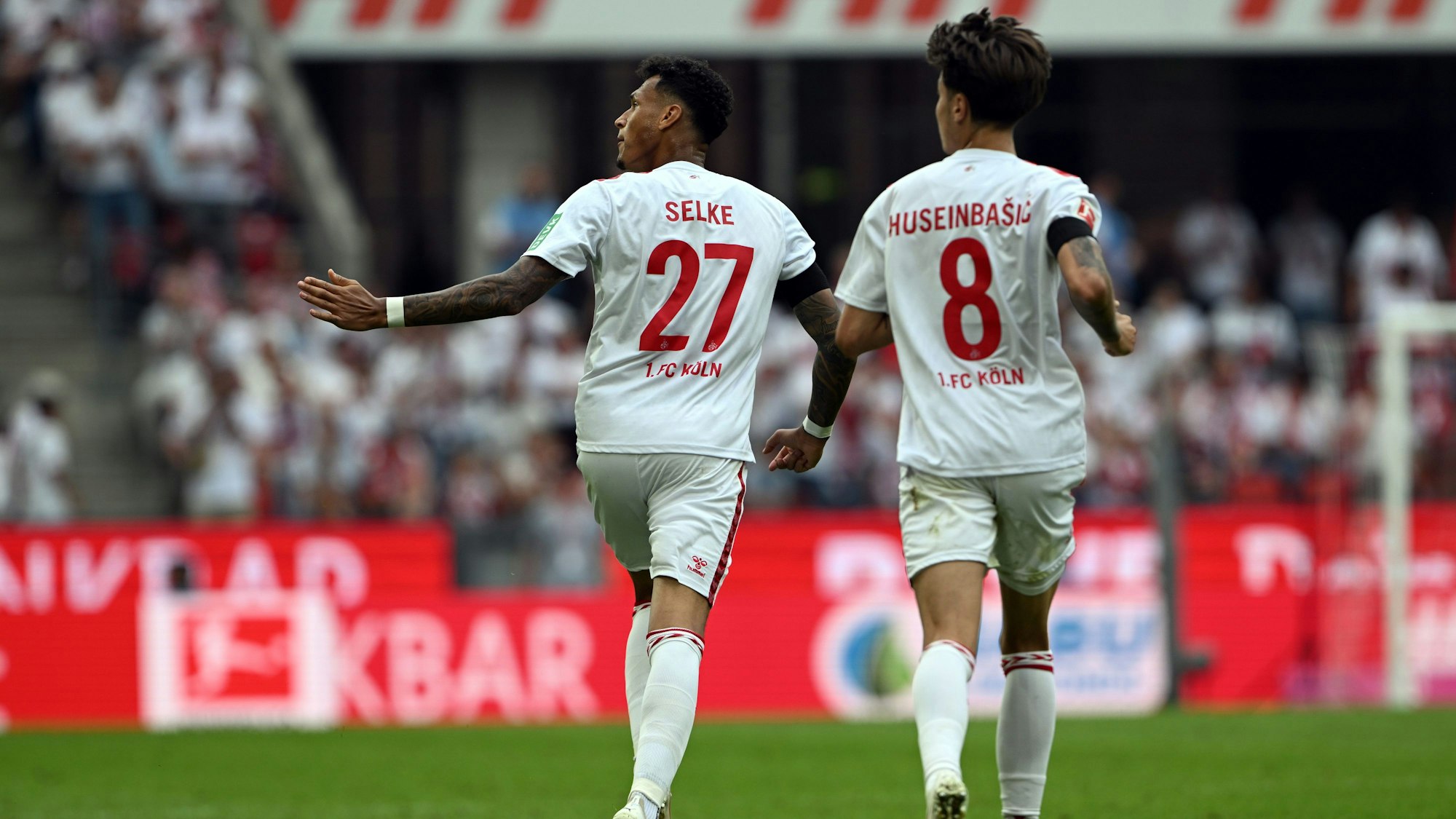 Selke und Huseinbasic laufen zum Anstoß