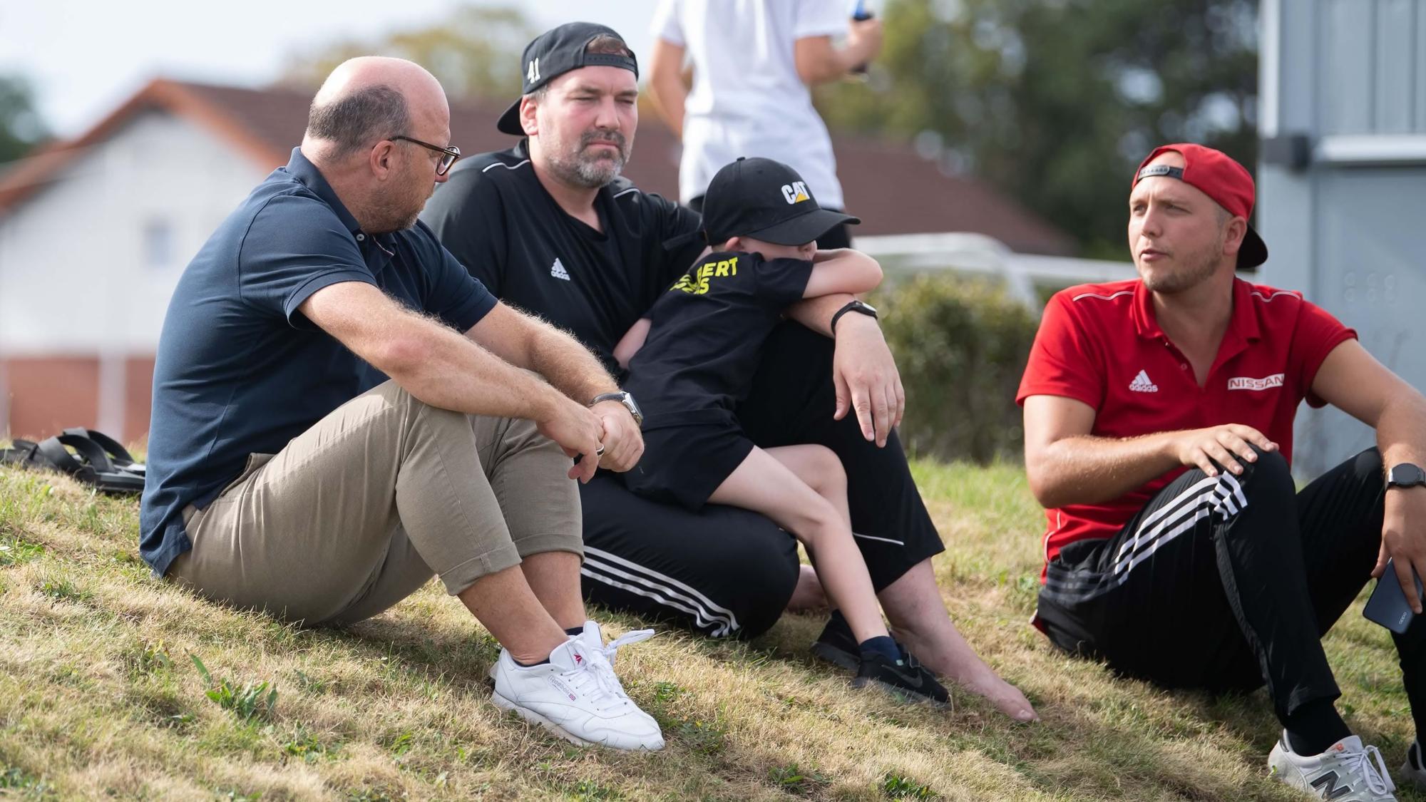Das Bild zeigt Jörg Schulz im Gespräch mit weiteren Experten.