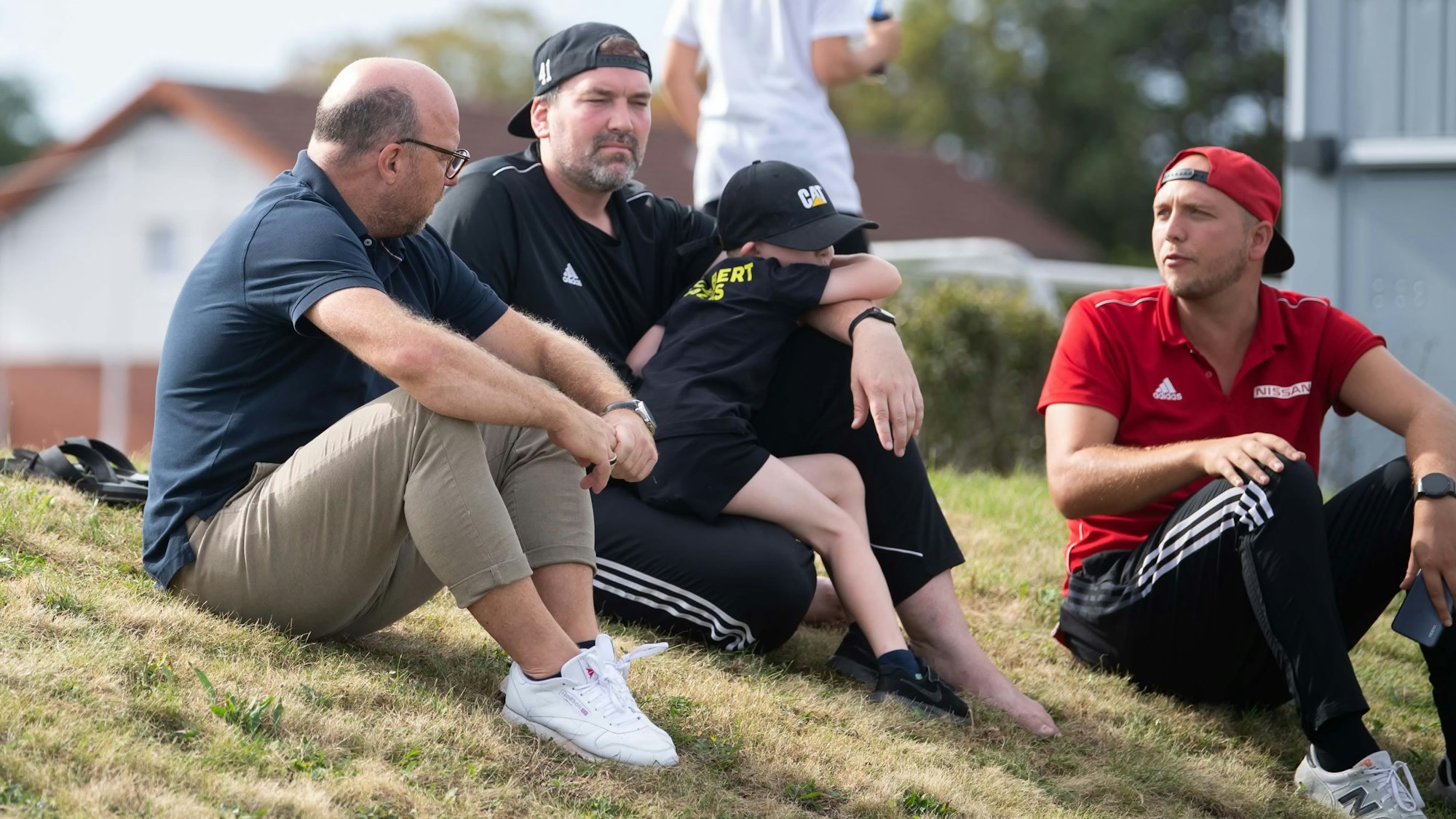 Das Bild zeigt Jörg Schulz im Gespräch mit weiteren Experten.