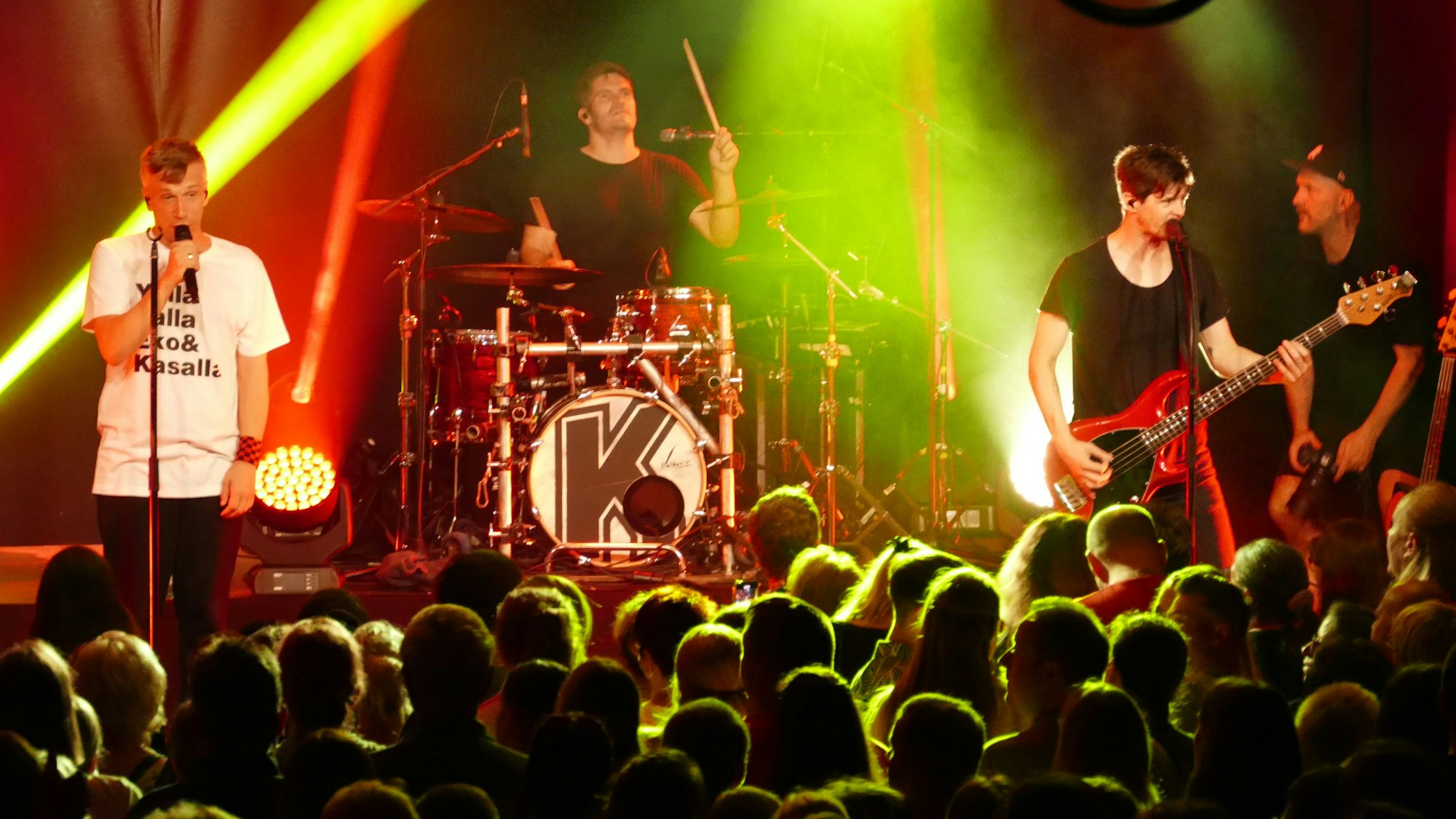 Die Kölner Band Kasalla auf der Bühne der Halle Kabelmetal.
