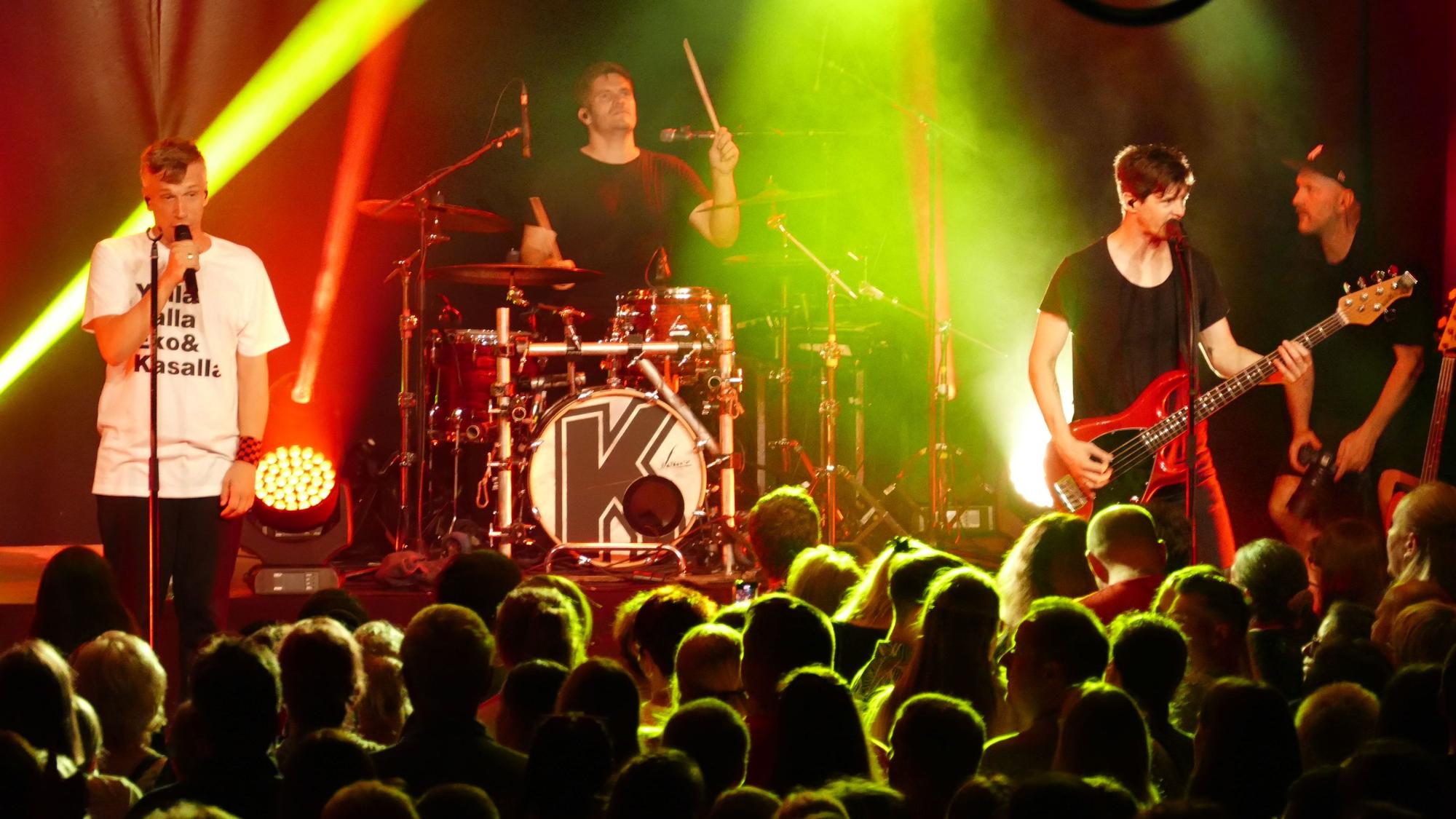 Die Kölner Band Kasalla auf der Bühne der Halle Kabelmetal.