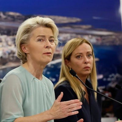 Ursula von der Leyen (l), Präsidentin der Europäischen Kommission, und Giorgia Meloni, Ministerpräsidentin von Italien, sprechen während einer gemeinsamen Pressekonferenz zu Journalisten.