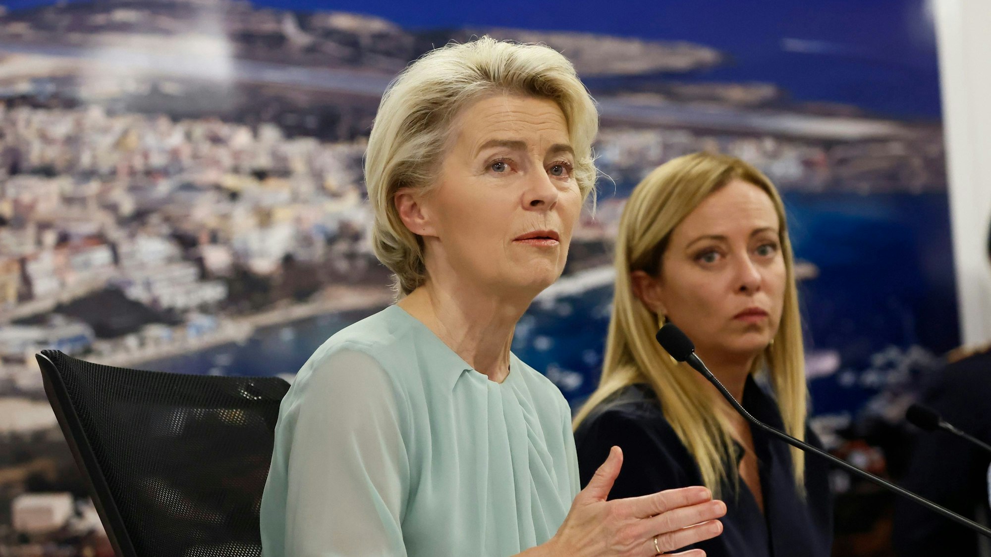 EU-Kommissionspräsidentin Ursula von der Leyen (links) mit Giorgia Meloni, Ministerpräsidentin von Italien, bei einem Besuch auf Lampedusa einer italienischen Insel nahe er afrikanischen Küste.