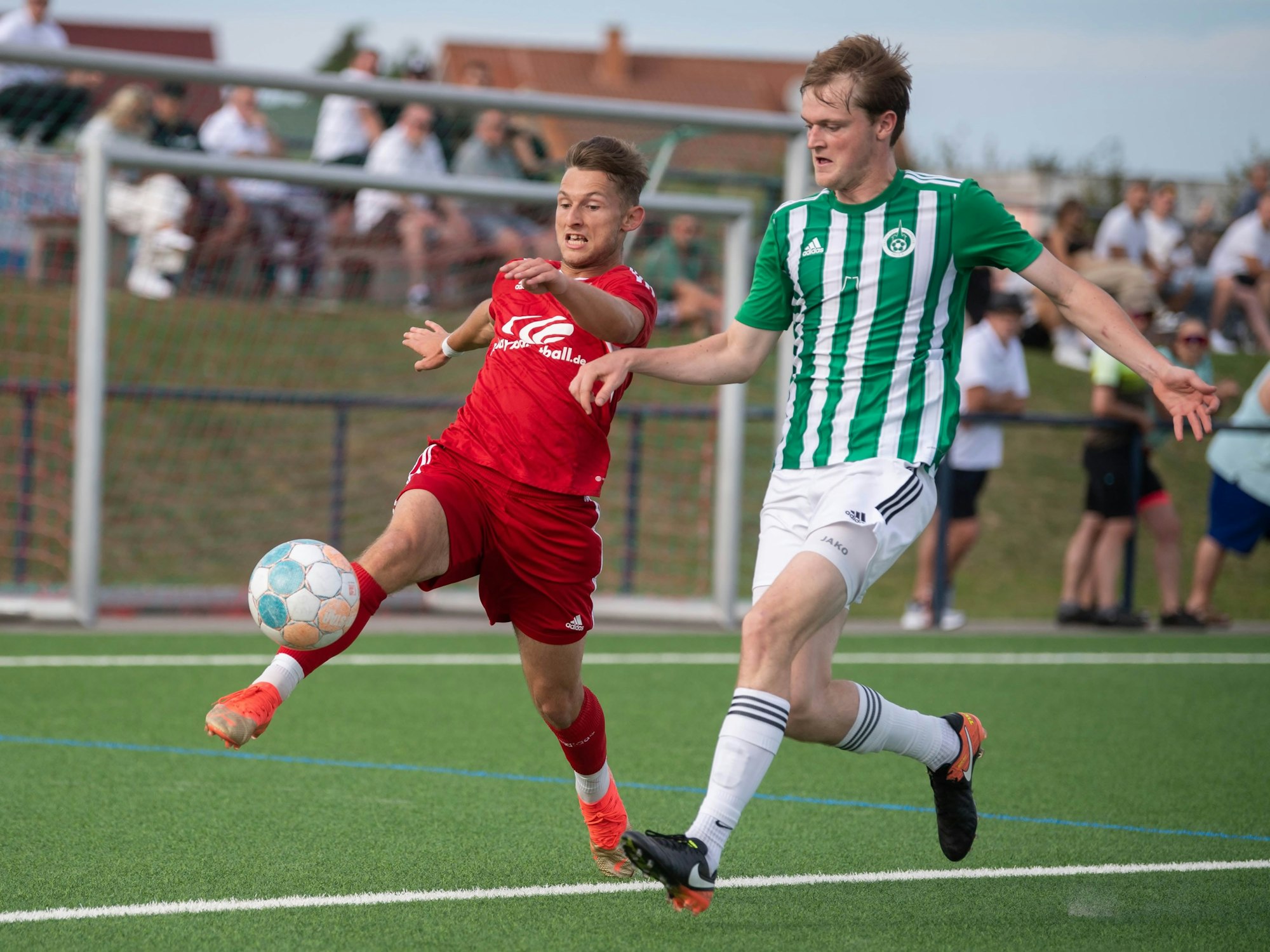 Das Bild zeigt Devin Nickisch, wie der den Ball an seinem Gegenspieler vorbeispitzelt.