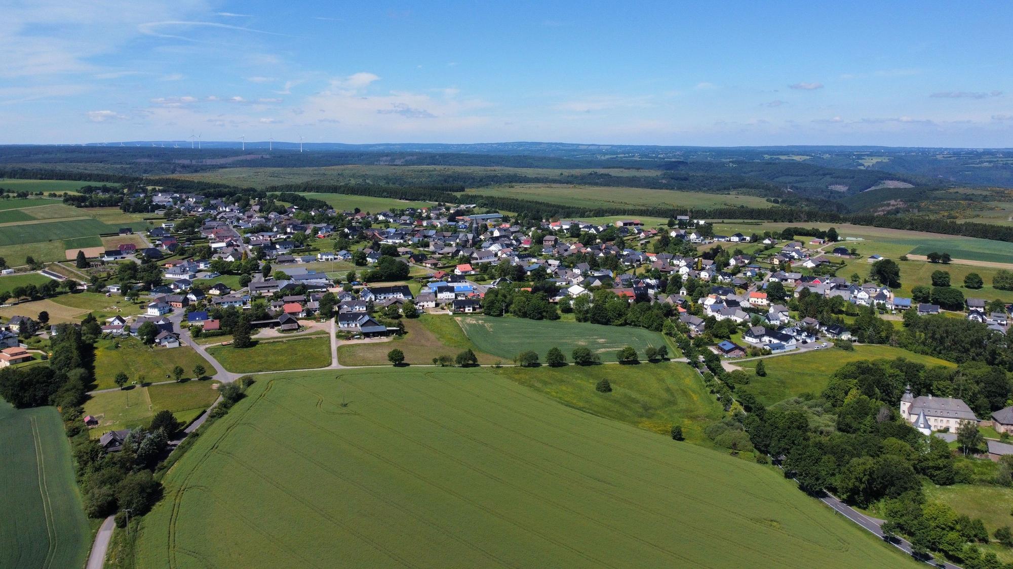 Eine Luftaufnahme zeigt das Dorf Dreiborn. Drumherum sind grüne Wiesen und Felder zu sehen.