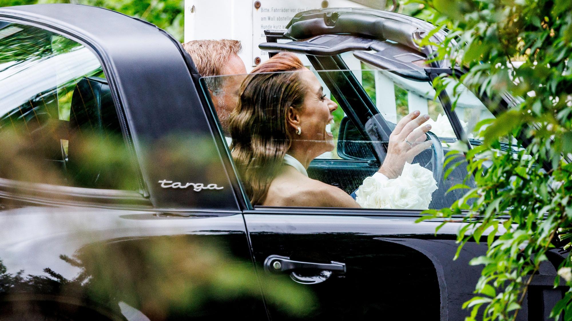 Bundesfinanzminister Christian Lindner (FDP) und seine Frau Franca Lehfeldt kommen nach der kirchlichen Trauung aus der Kirche St. Severin und steigen in einen Porsche Targa. Lindner hat seine Partnerin Lehfeldt am 07. Juli 2022 auf Sylt standesamtlich geheiratet.