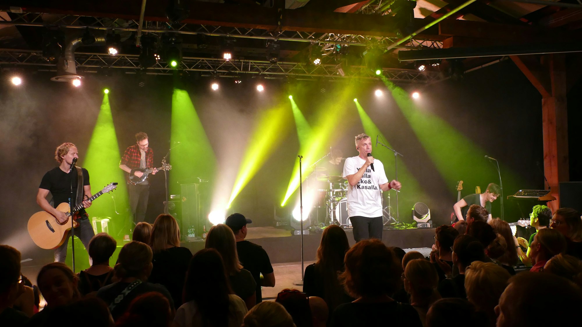 Kasalla auf der bunt ausgeleuchteten Bühne.