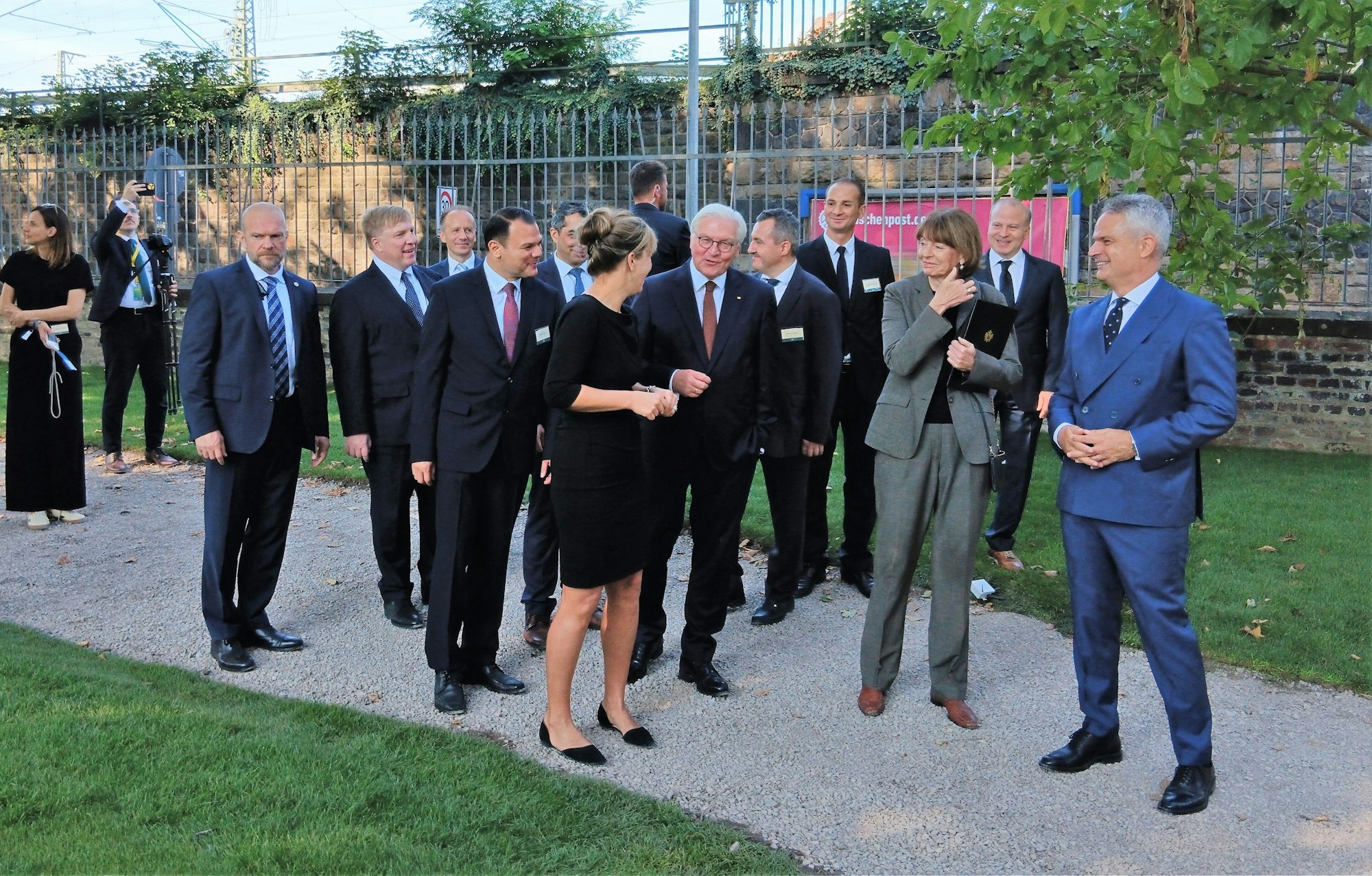 Mona Neubauer, Frank-Walter Steinmeier, Henriette Reker und Ali Yilmaz im Park der Villa Hahnenburg