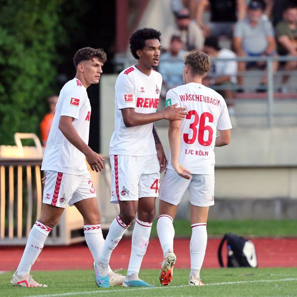Testspiel, Bergisch Gladbach vs.1.FC Köln, 06.09.2023, von links: Julian Pauli, Damion Downs, Meiko Wäschenbach (1. FC Köln), Bild: Herbert Bucco