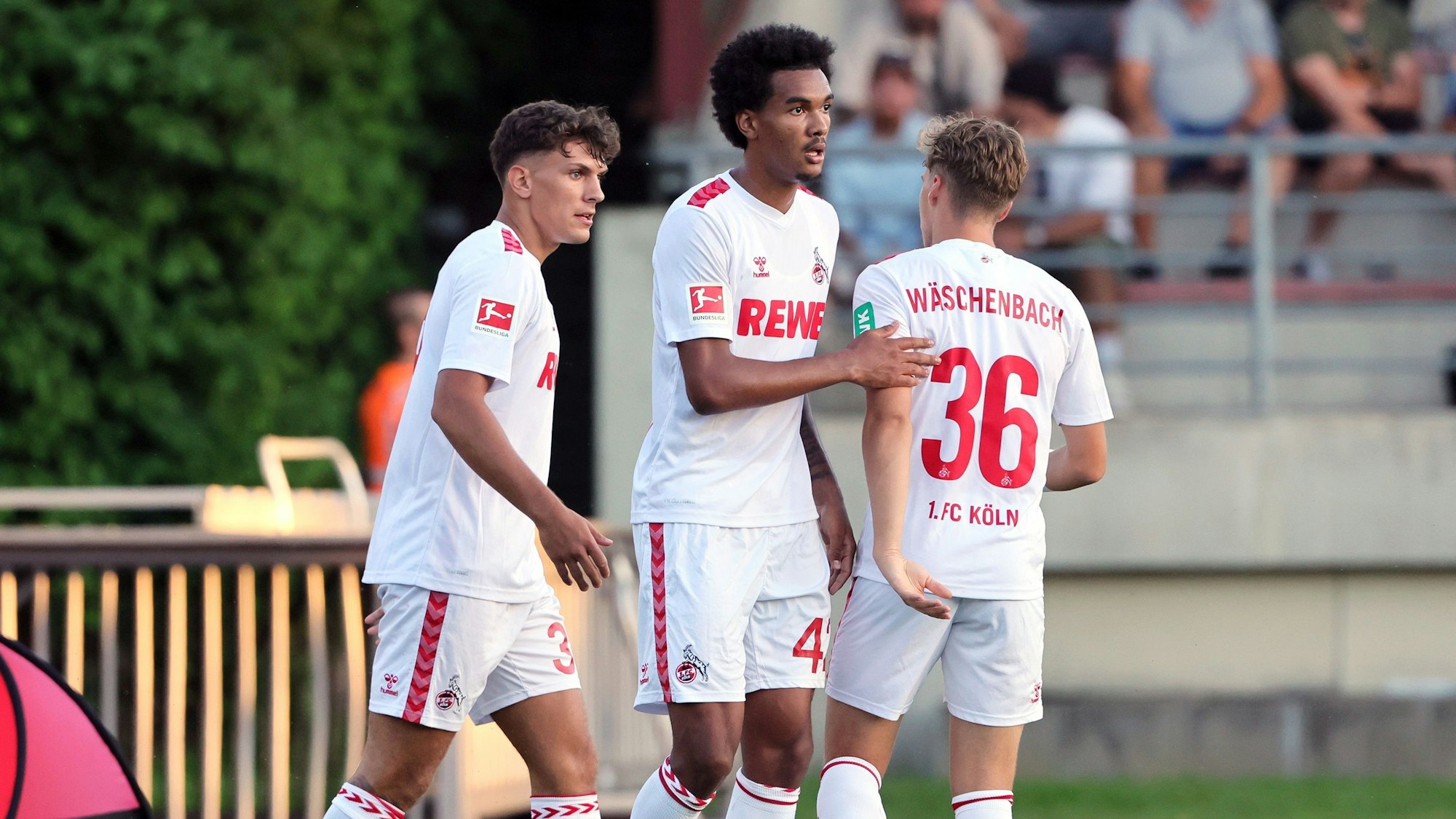 Testspiel, Bergisch Gladbach vs.1.FC Köln, 06.09.2023, von links: Julian Pauli, Damion Downs, Meiko Wäschenbach (1. FC Köln), Bild: Herbert Bucco