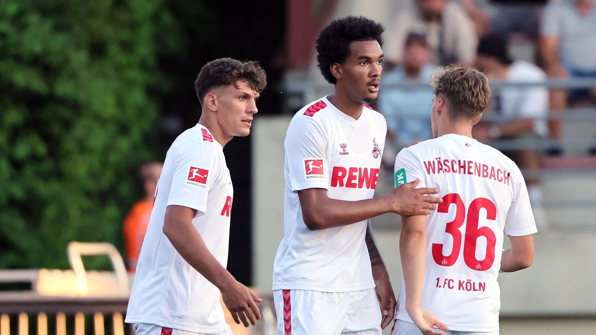 Testspiel, Bergisch Gladbach vs.1.FC Köln, 06.09.2023, von links: Julian Pauli, Damion Downs, Meiko Wäschenbach (1. FC Köln), Bild: Herbert Bucco