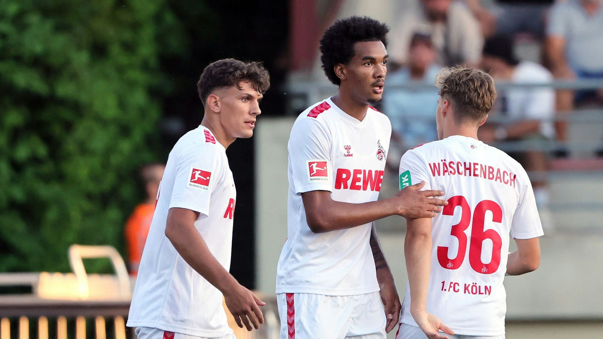 Testspiel, Bergisch Gladbach vs.1.FC Köln, 06.09.2023, von links: Julian Pauli, Damion Downs, Meiko Wäschenbach (1. FC Köln), Bild: Herbert Bucco