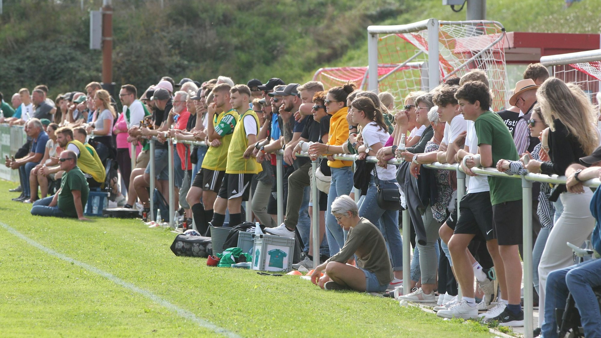 Das Bild zeigt zahlreiche Zuschauer am Spielfeldrand.