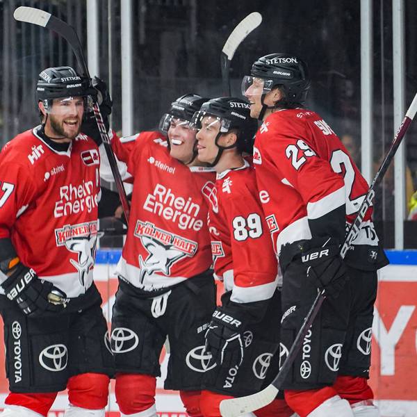 Brady Austin, Justin Schütz und Gregor MacLeod bejubeln das Tor zum 3:1.