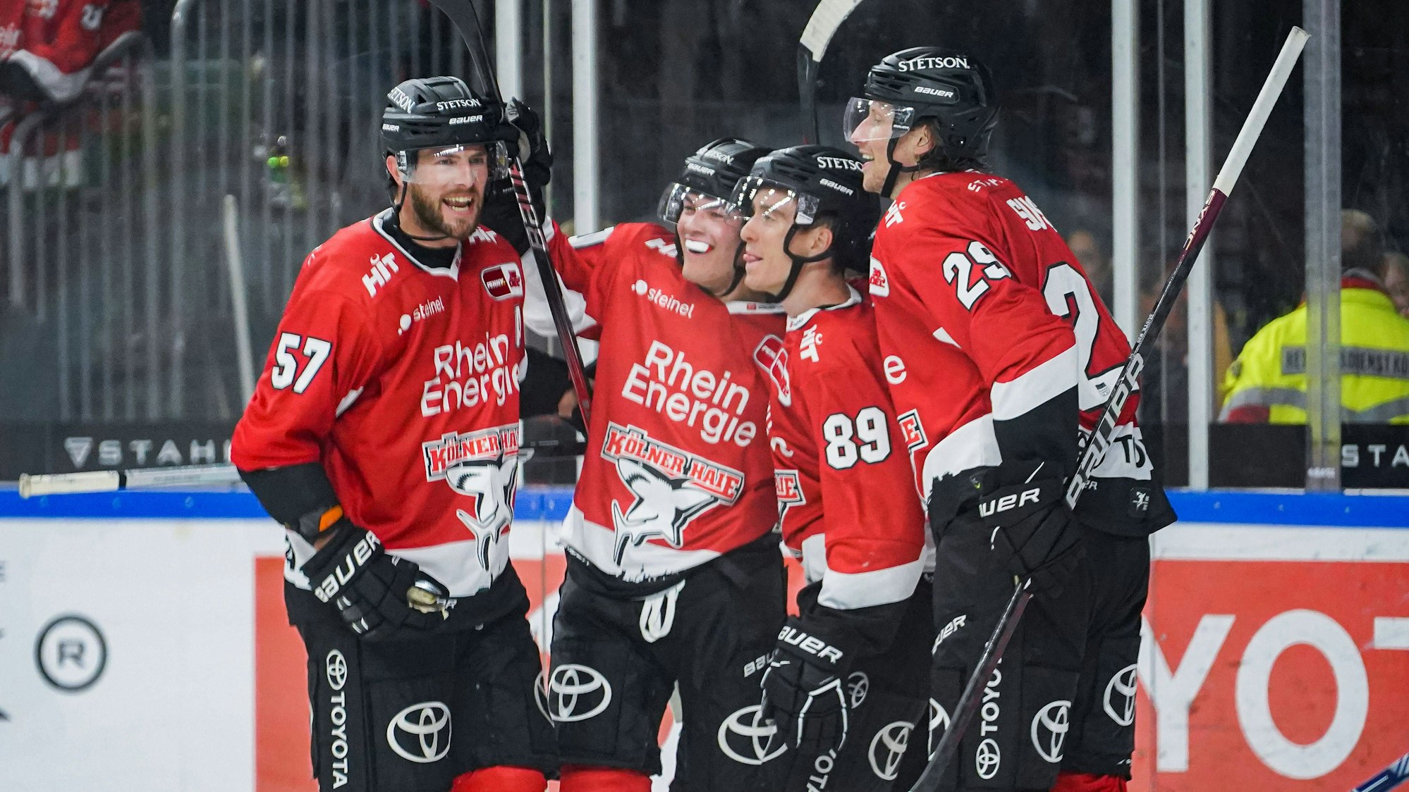 Brady Austin, Justin Schütz und Gregor MacLeod bejubeln das Tor zum 3:1.