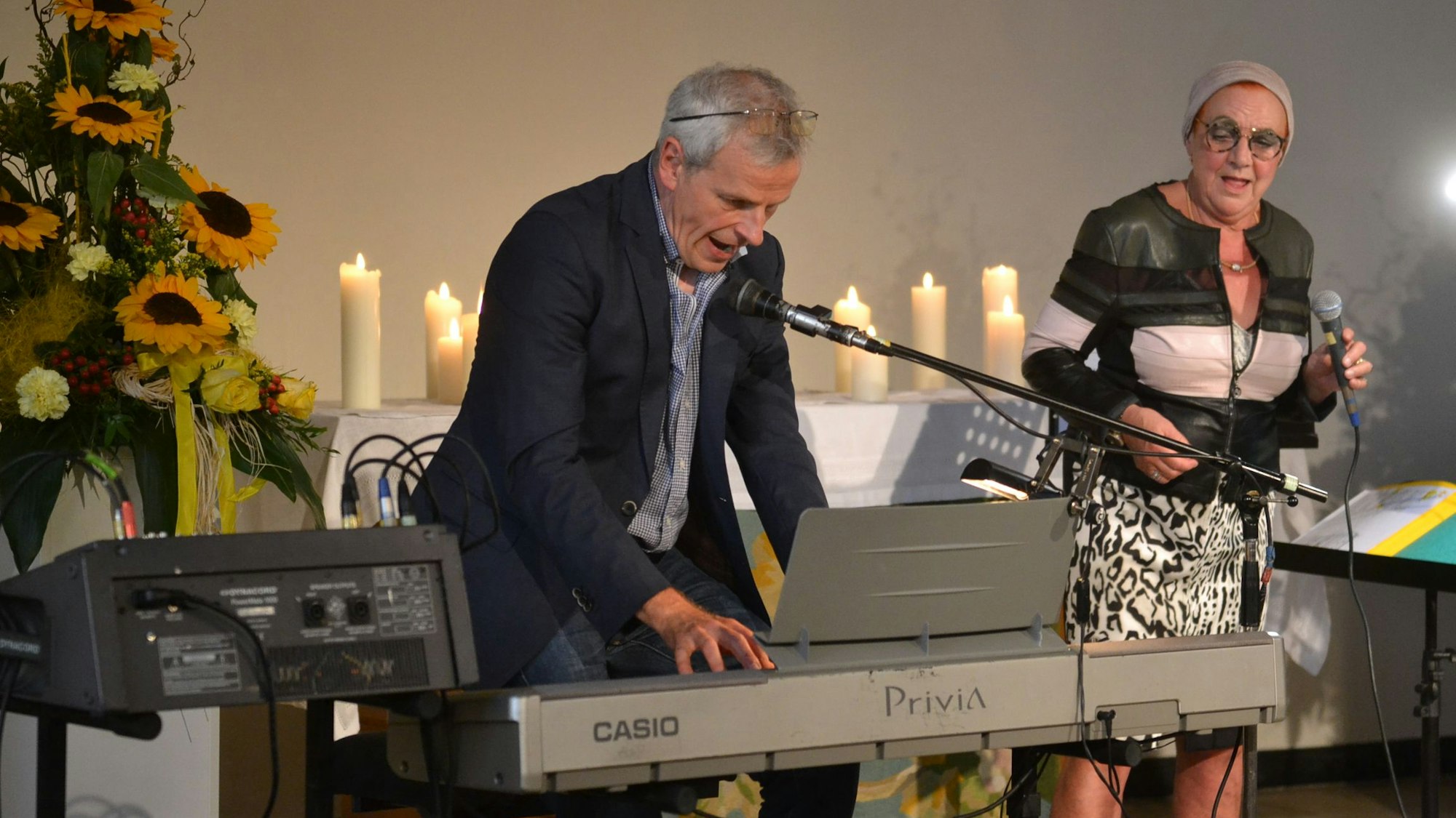 Gerlinde Suetake steht an einem Mikrofon, links neben ihr spielt Jürgen Everling Keyboard.