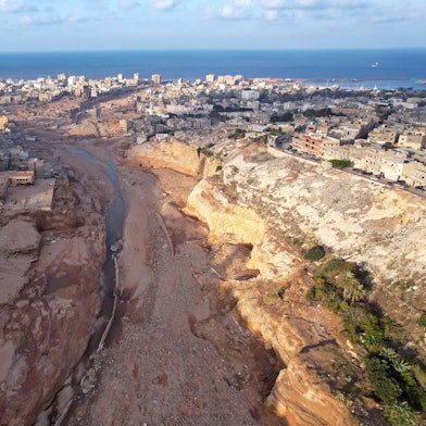16.09.2023, Libyen, Darna: Diese Luftaufnahme zeigt ein von den Überschwemmungen betroffenes Gebiet in Derna, Libyen. Nach Angaben des UN-Nothilfebüros (OCHA) kamen allein in der stark zerstörten Hafenstadt Darna rund 11 300 Menschen ums Leben. Unterdessen wächst die Sorge vor möglichen gesundheitlichen Auswirkungen für die Bevölkerung der Stadt. Foto: Hamza Turkia/XinHua/dpa +++ dpa-Bildfunk +++