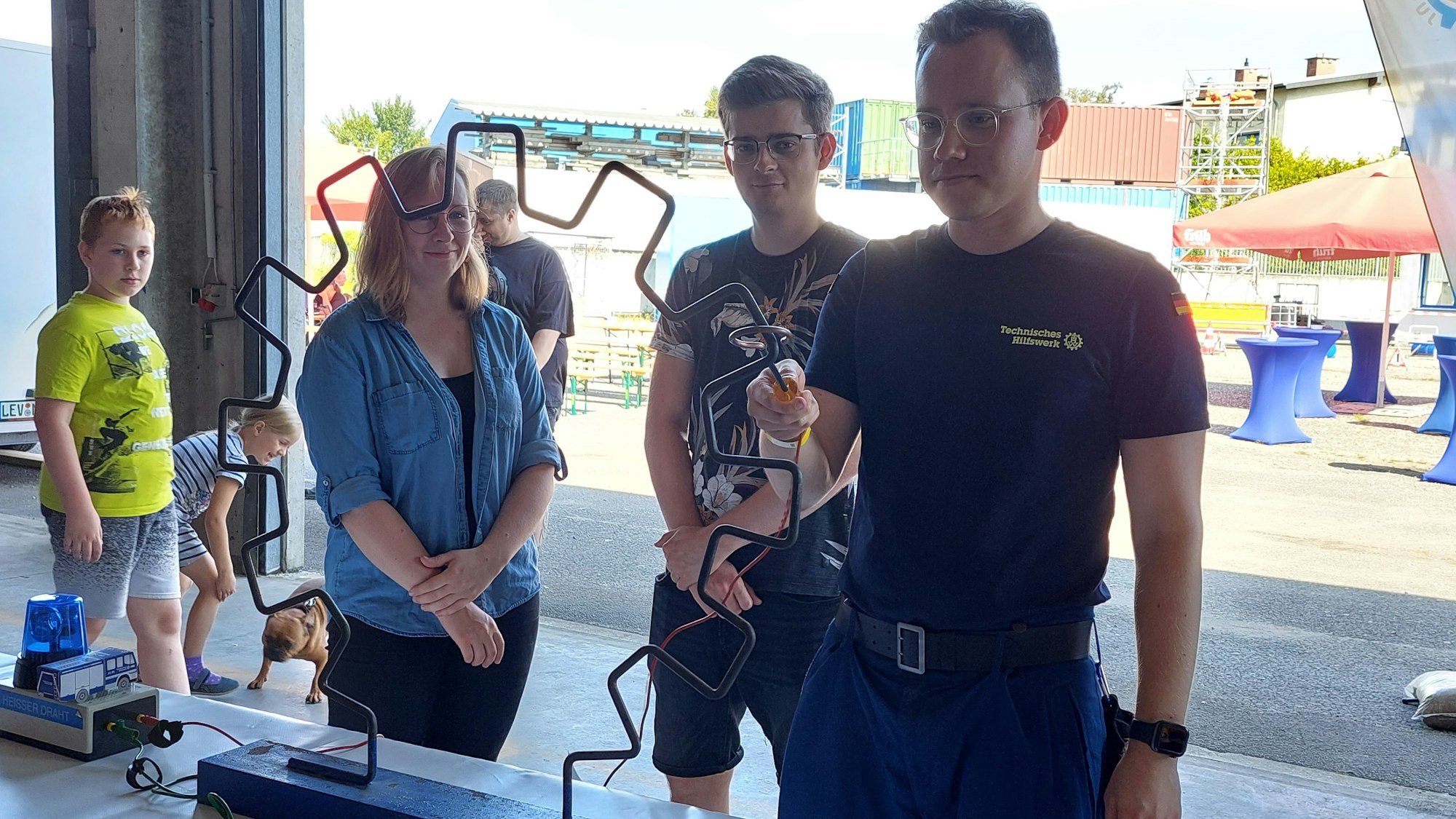 Julian Hensmann von der Leverkusener Bergungsgruppe des THW versucht sich am heißen Draht