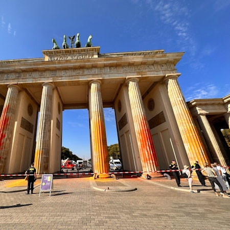 17.09.2023, Berln, Berlin: Mitglieder der Klimaschutzgruppe Letzte Generation haben das Brandenburger Tor in Berlin mit oranger Farbe angesprüht. Alle sechs Säulen seien betroffen, sagte ein Polizeisprecher am Sonntagvormittag. Einsatzkräfte seien vor Ort, es habe Festnahmen gegeben. Die Letzte Generation teilte mit, es seien präparierte Feuerlöscher für die Aktion genutzt worden. Foto: Paul Zinken/dpa +++ dpa-Bildfunk +++