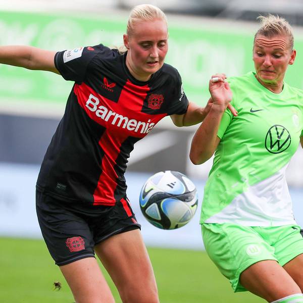 VfL vs. Leverkusen, BL Frauen Wolfsburg, 17.09.2023, FUßBALL - VfL Wolfsburg vs. Bayer 04 Leverkusen, Google Pixel Frauen-Bundesliga, Saison 2023/24. Emilie Bragstad Bayer 04 Leverkusen, Alexandra Popp VfL Wolfsburg Wolfsburg *** VfL vs Leverkusen, BL Women Wolfsburg, 17 09 2023, FOOTBALL VfL Wolfsburg vs Bayer 04 Leverkusen, Google Pixel Women Bundesliga, Season 2023 24 Emilie Bragstad Bayer 04 Leverkusen , Alexandra Popp VfL Wolfsburg Wolfsburg