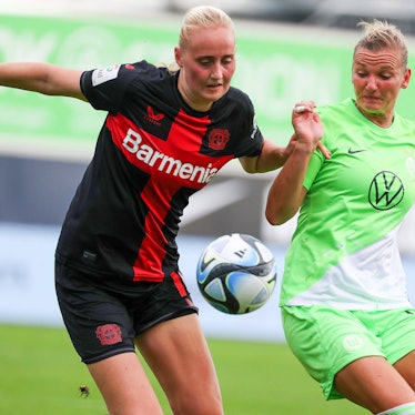 VfL vs. Leverkusen, BL Frauen Wolfsburg, 17.09.2023, FUßBALL - VfL Wolfsburg vs. Bayer 04 Leverkusen, Google Pixel Frauen-Bundesliga, Saison 2023/24. Emilie Bragstad Bayer 04 Leverkusen, Alexandra Popp VfL Wolfsburg Wolfsburg *** VfL vs Leverkusen, BL Women Wolfsburg, 17 09 2023, FOOTBALL VfL Wolfsburg vs Bayer 04 Leverkusen, Google Pixel Women Bundesliga, Season 2023 24 Emilie Bragstad Bayer 04 Leverkusen , Alexandra Popp VfL Wolfsburg Wolfsburg