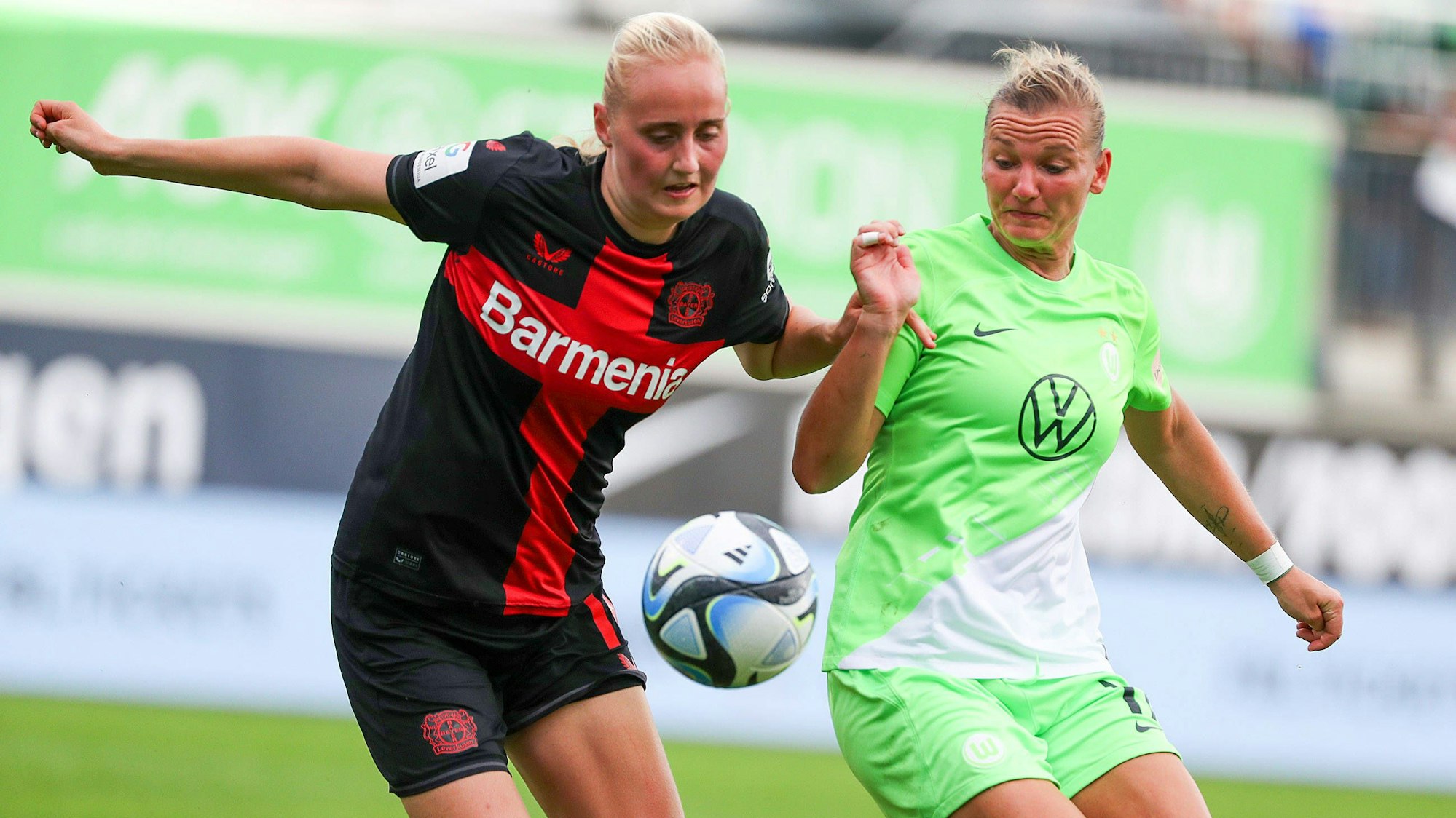 VfL vs. Leverkusen, BL Frauen Wolfsburg, 17.09.2023, FUßBALL - VfL Wolfsburg vs. Bayer 04 Leverkusen, Google Pixel Frauen-Bundesliga, Saison 2023/24. Emilie Bragstad Bayer 04 Leverkusen, Alexandra Popp VfL Wolfsburg Wolfsburg *** VfL vs Leverkusen, BL Women Wolfsburg, 17 09 2023, FOOTBALL VfL Wolfsburg vs Bayer 04 Leverkusen, Google Pixel Women Bundesliga, Season 2023 24 Emilie Bragstad Bayer 04 Leverkusen , Alexandra Popp VfL Wolfsburg Wolfsburg