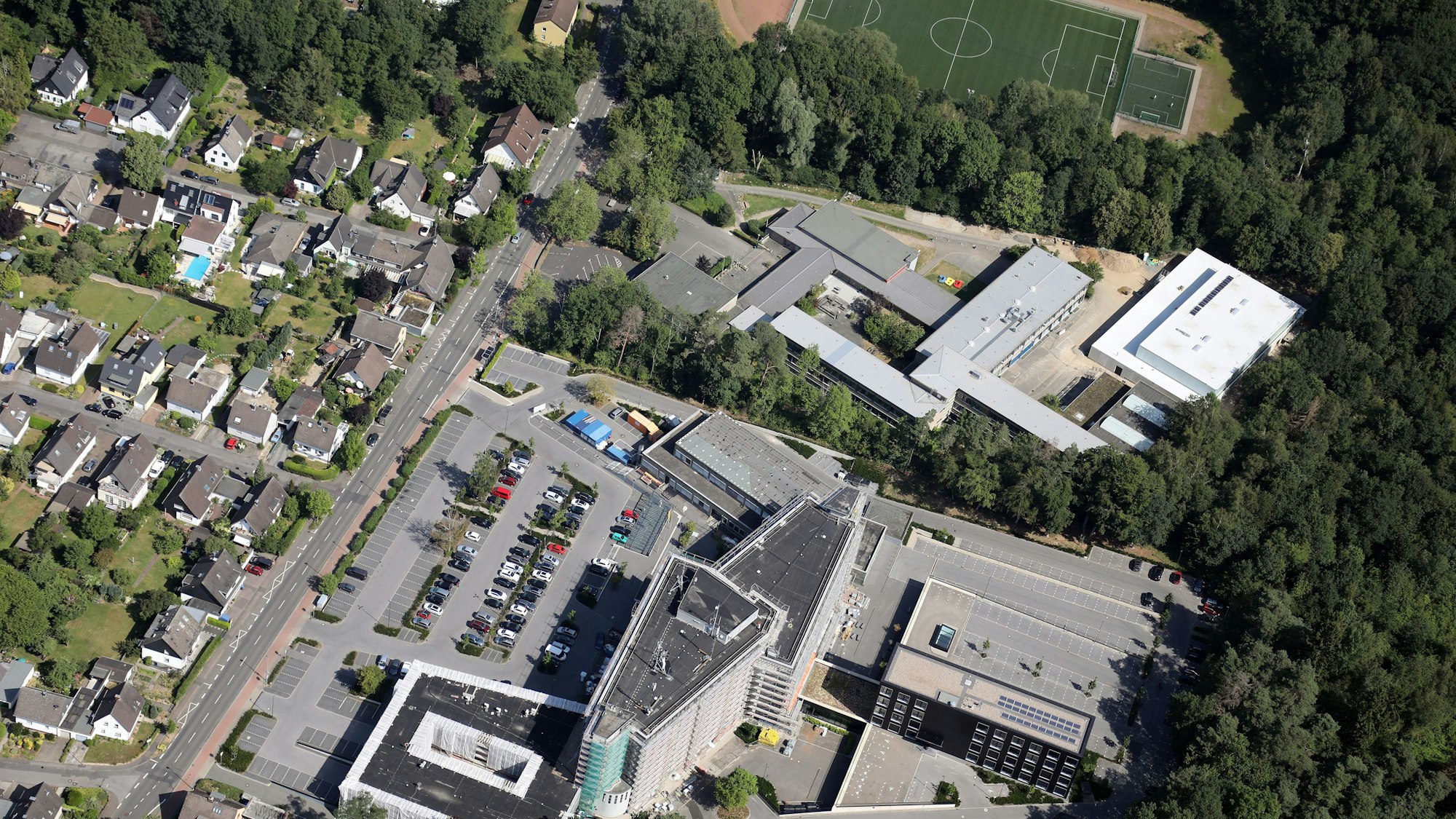 Das Luftbild zeigt die drei Komplexe.