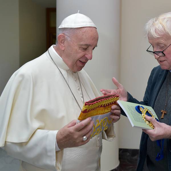 Papst Franziskus mit Michael Eschweiler im Jahr 2017. Der Priester überreichte eine Narrenkappe.