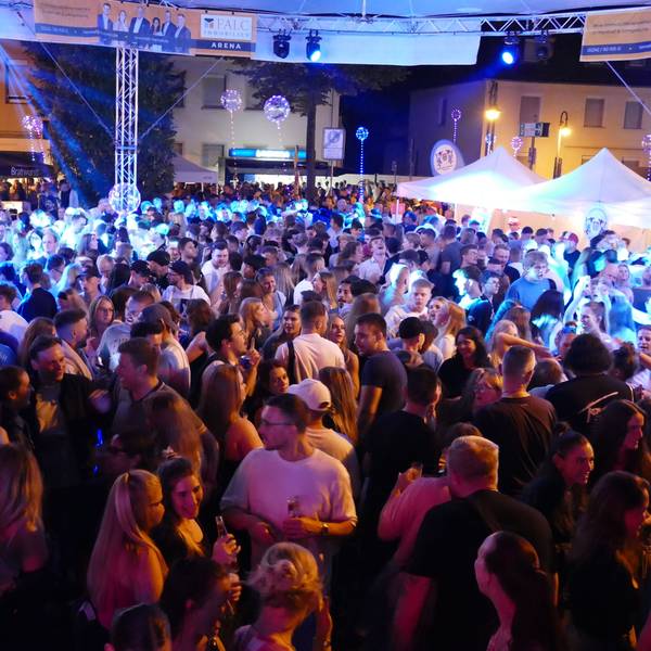 Die Tanzfläche auf dem Hennefer Stadtfest im vergangenen Jahr.